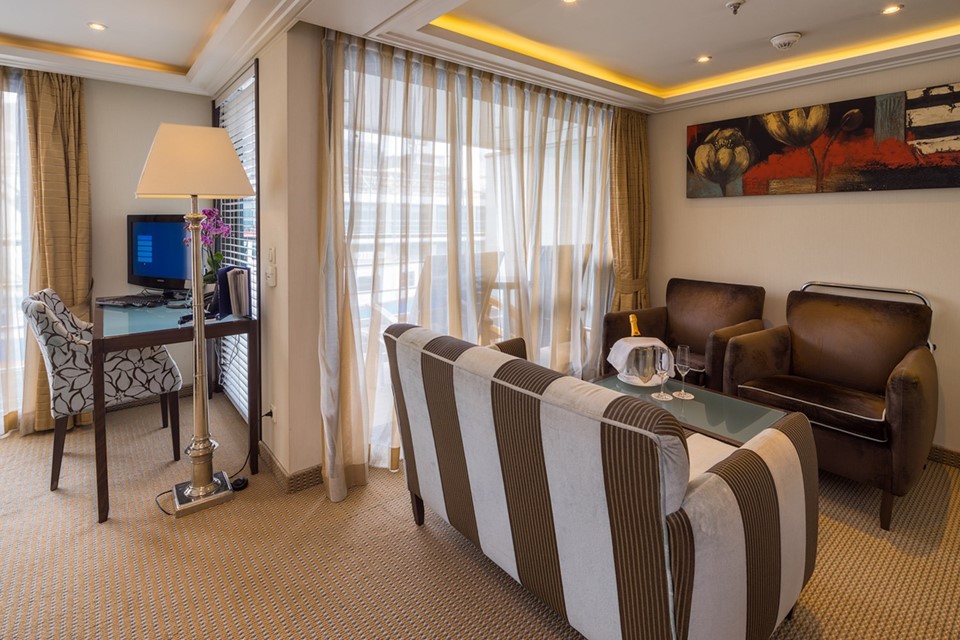 AmaBella Suite2.jpg